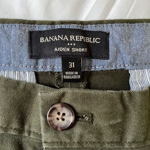 Banana Republic Aiden Shorts in Camo Green. Size 31